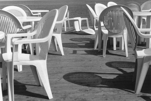 Sedie in perfetta solitudine